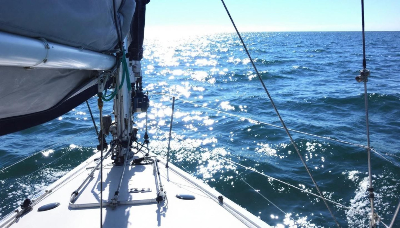 Choisir entre location avec ou sans skipper : quels avantages ?